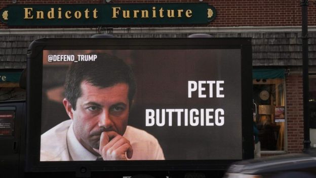 Пит Буттиджич на экране уличного монитора