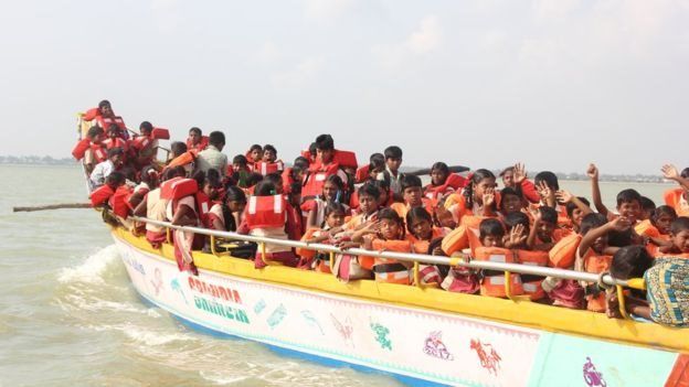 படகில் குழந்தைகள்