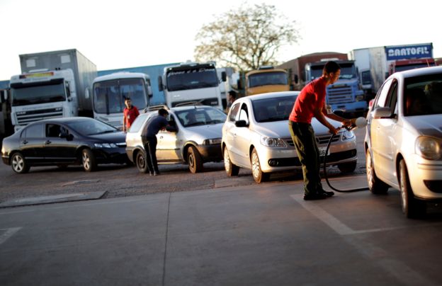 Fila de carros sendo abastecidos em posto de combustíveis