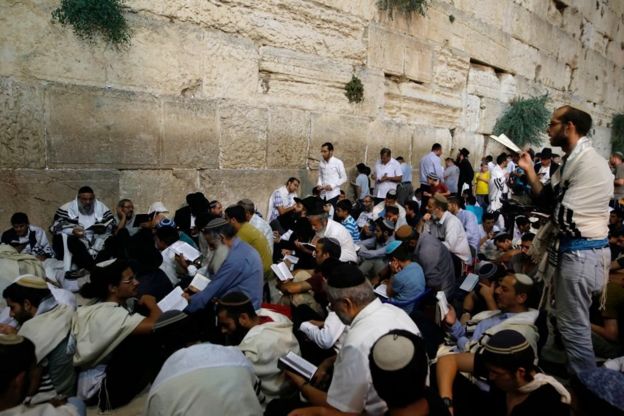 اليهود عند حائط البراق (حائط المبكى) جنوب المسجد الأقصى في القدس