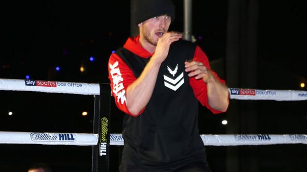 Logan Paul sobre el ring.