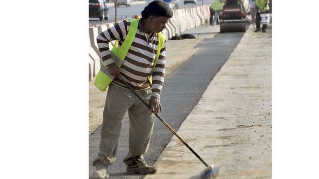 عامل وافد ينظف الشارع بالسعودية