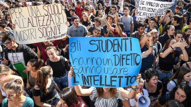 Italy school students 'strike' over work experience _98297076_studentsmoreinromeepa