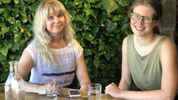 تقول بوليينا ألانين (على اليمين)، التي عملت في وادي السيليكون وفي فنلندا، إن الفنلنديين، على عكس الأمريكيين، يهتمون بالجلوس لتناول الغداء في أوقات الراحة
