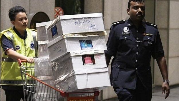 270 மில்லியன் டாலருக்கு மேலான மதிப்புடைய ஆடம்பரப் பொருட்களை புலனாய்வாளர்கள் நஜிப் வீட்டிலிருந்து கைப்பற்றியுள்ளனர்.