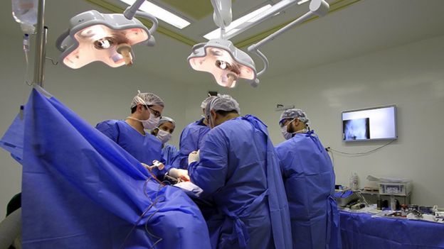 Médicos de Pernambuco fazendo cirurgia