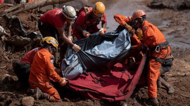 Bombeiros resgatam corpos em Brumadinho (MG)