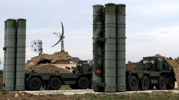 para - India firmo un acuerdo con Rusia para adquirir el sistema de misiles  S-400: Rusia comienza las entregas de la tercera unidad de misiles S-400 a la India: los SAM Mach 14+ revolucionan la defensa aérea  _97767276_russ400afpdec15syrhm