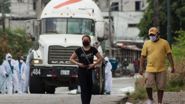Personas caminando en Ecuador
