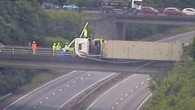 Lorry overhanging A14