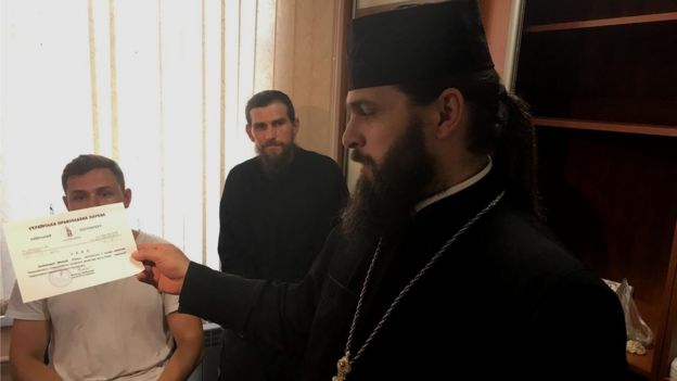 Image captionЕпіфаній прийняв монастир під свою опіку разом з його намісником архімандритом Макарієм Image captionЕпіфаній прийняв монастир під свою опіку разом з його намісником архімандритом Макарієм