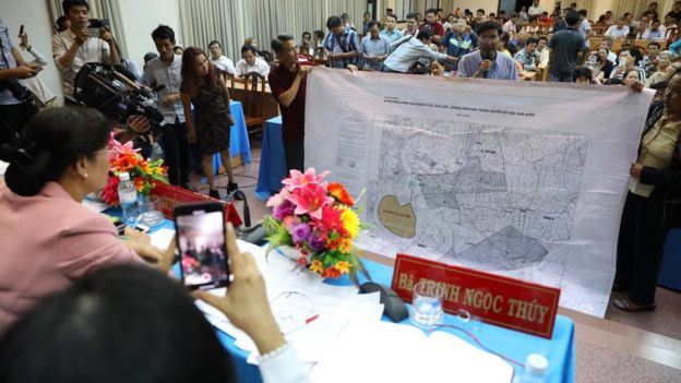 Người dân Thủ Thiêm mang bản đồ quy hoạch khu đô thị Thủ Thiêm tới chất vấn đại biểu Quốc Hội trong buổi tiếp xúc cử tri ngày 9/5