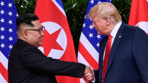 Kim Jong-un y Donald Trump se dan la mano.