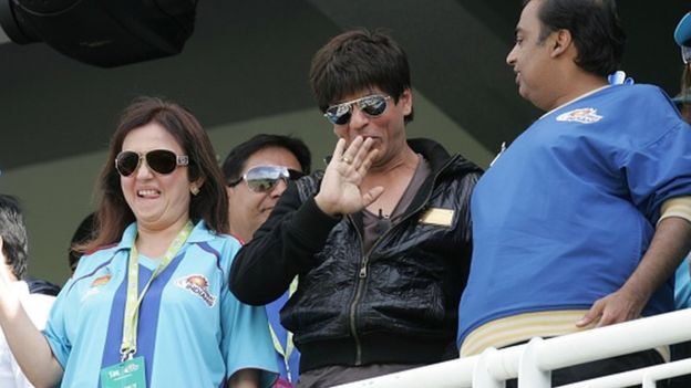 ஐபிஎல் அணி உரிமையாளர்களான முகேஷ், நீதா அம்பானி மற்றும் பாலிவுட் நடிகர் ஷாருக்கான்