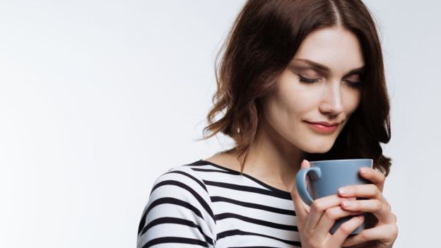 Mujer con una taza humeante