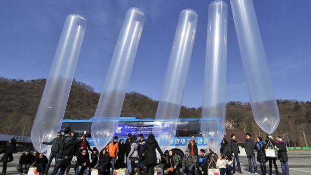 Activistas preparando los globos con mensajes a Corea del Norte en 2012.