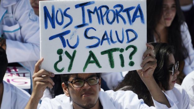 Manifestante con pancarta.