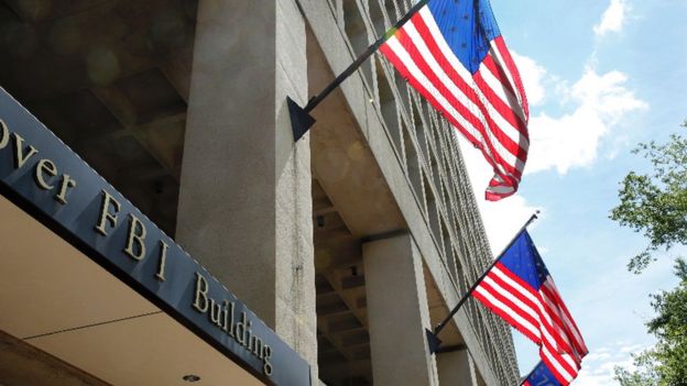 Banderas de EE.UU. en la sede del FBI en Washington DC.