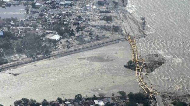 Suasana Jembatan Kuning yang ambruk akibat gempa dan tsunami di Palu, Sulawesi Tengah, Sabtu (29/9). Dampak dari gempa dan tsunami tersebut menyebabkan sejumlah bangunan hancur dan sejumlah warga dievakuasi ke tempat yang lebih aman.