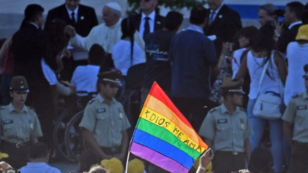 Una bandera del colectivo LGBT durante la visita del papa Francisco a Chile en enero de 2018.