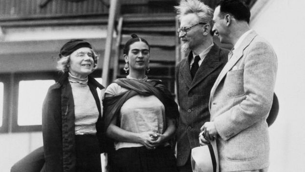 Trotsky (segundo por la derecha), junto con su segunda mujer, Natalia Sedova (primera por la izquierda), Frida Kahlo y el teórico marxista y activista Max Shachtman.