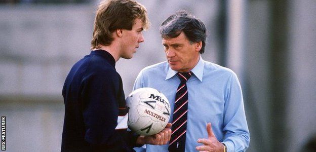 Kerry Dixon (left) and Bobby Robson