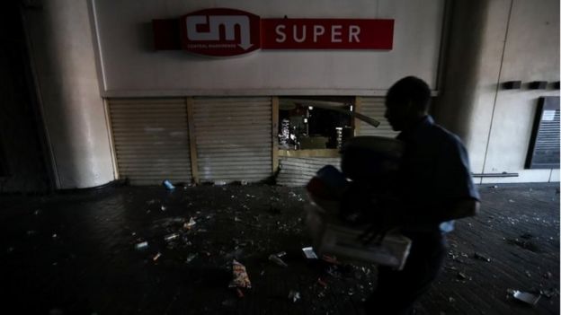 Tienda saqueada en Caracas.