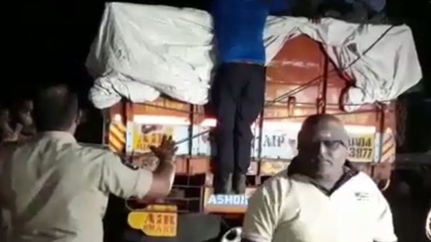 பிடிபட்ட லாரி