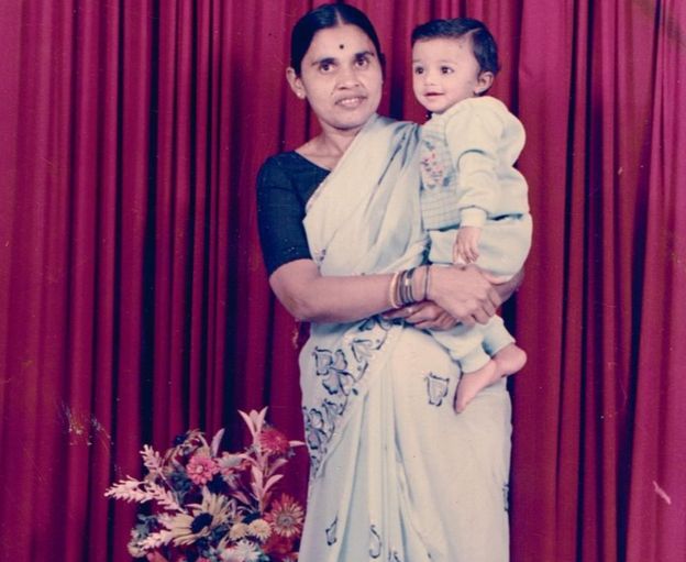 Foto de Kiran con su madre biológica.