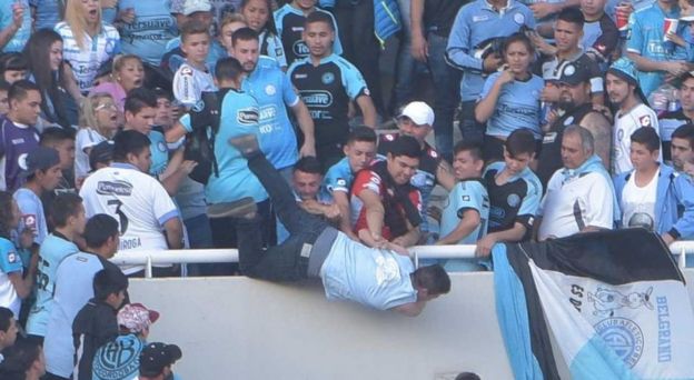 Balbo es perseguido por un grupo de hinchas.