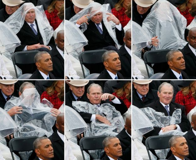 El ex presidente George W. Bush lucha con una capa plástica durante la ceremonia de toma de posición de Donald Trump.