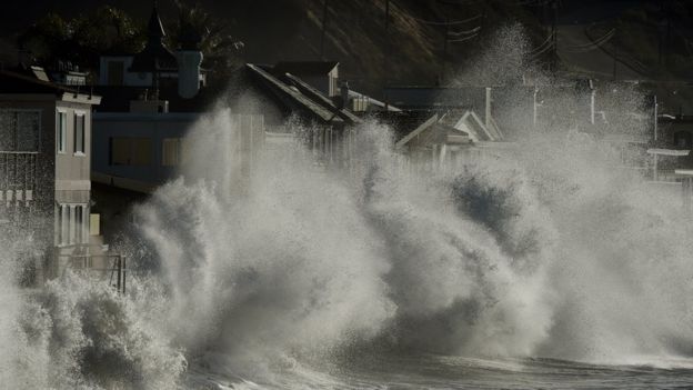 Enormes olas en la costa norte de California