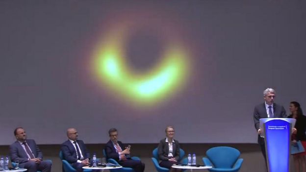 Conferencia de prensa en la que se presentÃ³ la foto del agujero negro en la galaxia M87