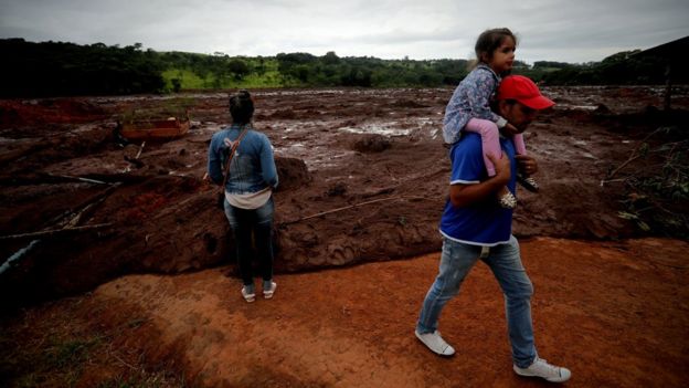 Pessoas em área onde barragem se rompeu na cidade de Brumadinho, em Minas Gerais