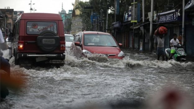 Una calle convertida en río en Calcuta.