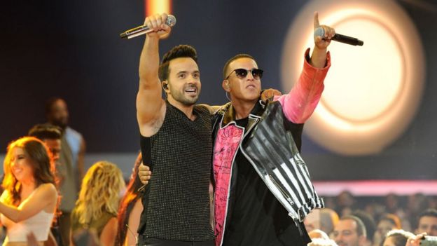 Fonsi y Daddy Yankee en la ceremonia de los premios Billboard de Música Latinoamericana