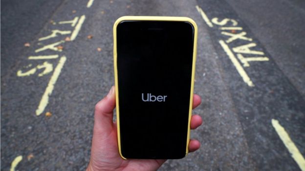 Aplicativo do Uber sendo iniciado em um celular