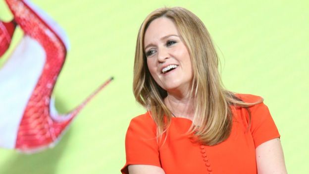 Samantha Bee sonriendo.