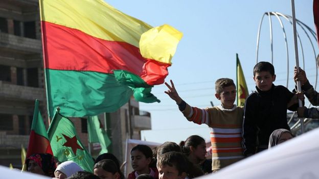 Bandera de las PYD en Rojava
