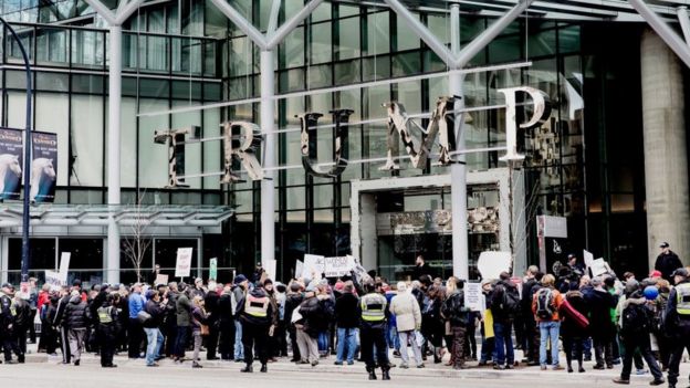 Manifestación en Vancouver durante la inauguración de un hotel de la marca Trump.