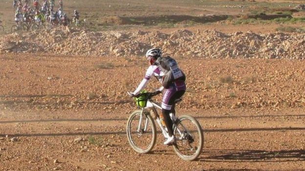 Eva pedalando no deserto