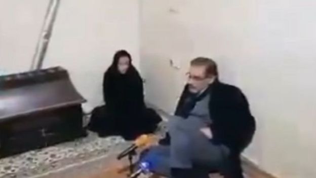 علی شمخانی، دبیر شورای عالی امنیت ملی ایران در خانه یکی از کشته‌شدگان اعتراضات آبان‌ماه که به نوشته رسانه‌‌های ایران "کارگر ساختمانی بوده" است