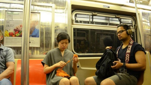 Mulher faz tricô sentada em vagão do metrô