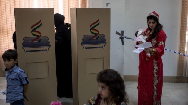 لبس النساء في اقليم كردستان اجمل ثيابهن كما حضر الرجال بثيابهم التقليدية الجميلة احتفاء بالاستفتاء على استقلال الاقليم ،بحسب ديلي تلغراف