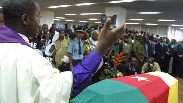 Un prêtre prie pour le footballeur camerounais Marc Vivien Foe