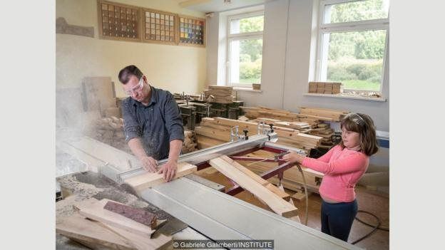 Renate yang berusia delapan tahun suka membantu ayahnya, Eriks Oficier, seorang tukang kayu di Kuldiga, Latvia, saat dia tak di sekolah.