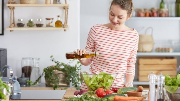 Mujer preparando una ensalada.