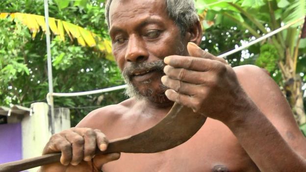 பனை ஏறி தொழில் செய்யும் பார்வை மாற்றுதிரனாளி