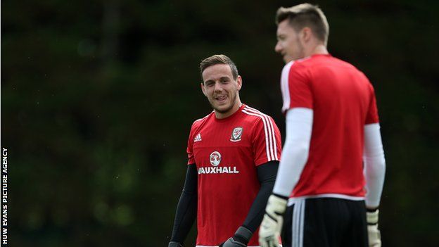Danny Ward (L) has edged ahead of Wayne Hennessey as Wales' first-choice goalkeeper