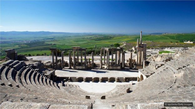 Apenas duas horas de carro a sudoeste de Túnis, os restos antigos de Dougga estão surpreendentemente completos